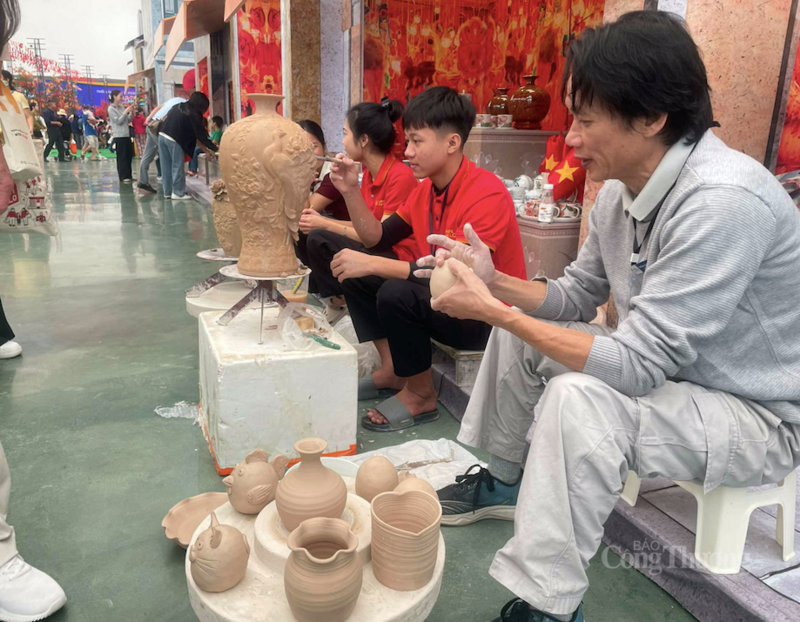 Nghệ nhân Phùng Quang Đăng trực tiếp nặn sản phẩm gốm sứ.