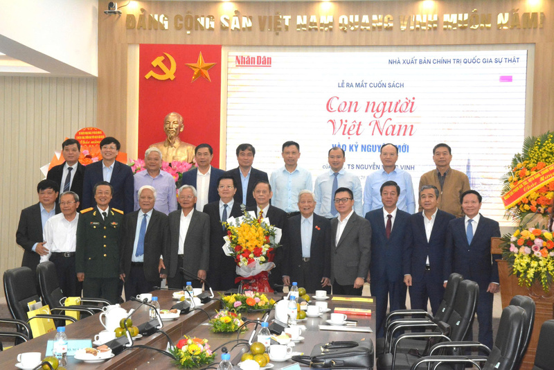 Các đại biểu dự lễ ra mắt sách “Con người Việt Nam vào kỷ nguyên mới”. Ảnh: Hoàng Hoàng