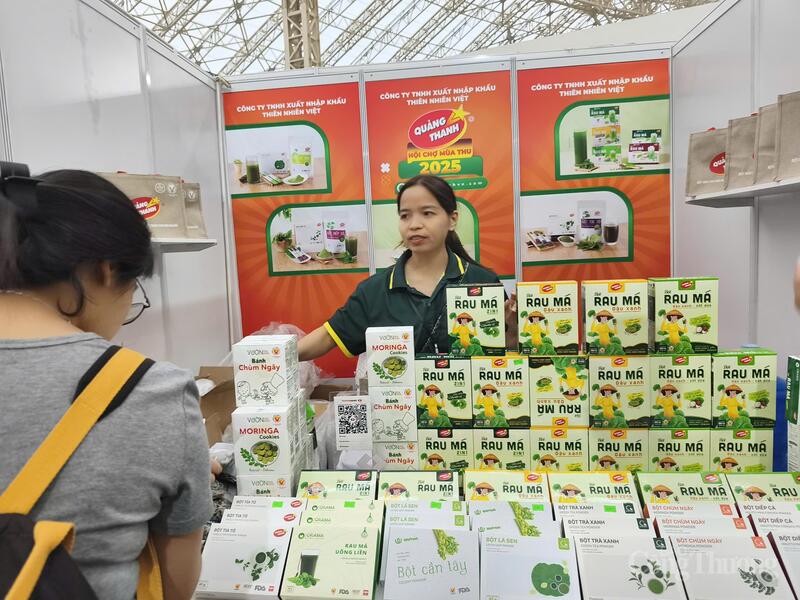 Chị Khuất Thị Thanh Huyền tại gian hàng tại Hội chợ Mùa Thu. Ảnh: Nguyễn Hoà