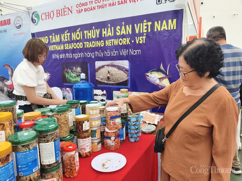 Bà Lục Thị Tâm mua sắm sản phẩm tại Hội chợ Mùa Thu. Ảnh: Nguyễn Hoà