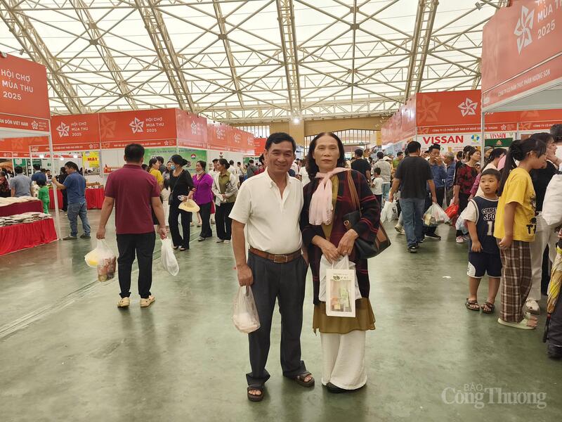 Hai vợ chồng bà Nguyễn Thị Phương Hoa bay từ TP. Hồ Chí Minh ra Hà Nội để tham quan, mua sắm tại Hội chợ Mùa Thu. Ảnh: Nguyễn Hoà