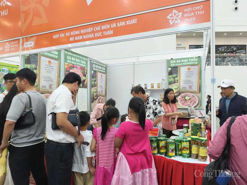 Sản phẩm có nguồn gốc xanh, sạch, an toàn cho sức khoẻ thu hút sự quan tâm của người tiêu dùng. Ảnh: Nguyễn Hoà