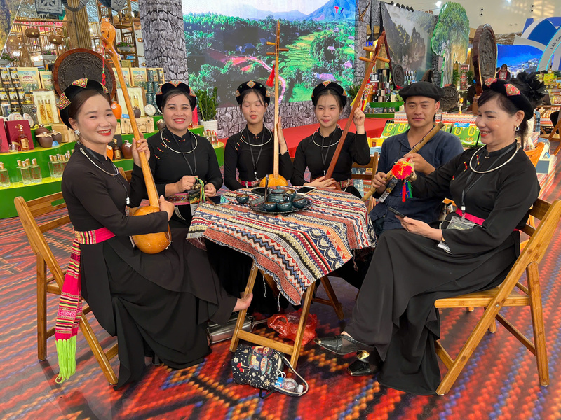 Làn điệu hát Then, tiếng đàn tính của đồng bào Tày - Nùng vang lên giữa không gian hội chợ, mang đến sắc màu văn hóa vùng cao đặc trưng, khiến du khách dừng chân thưởng thức. Ảnh: Thanh Thảo.