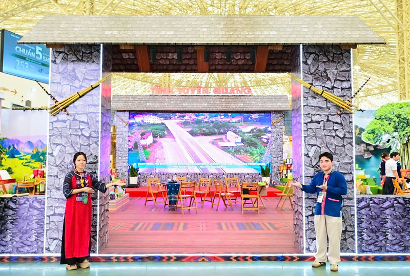 Tại Hội chợ Mùa Thu lần thứ nhất - 2025, gian hàng Tuyên Quang ghi dấu ấn mạnh mẽ