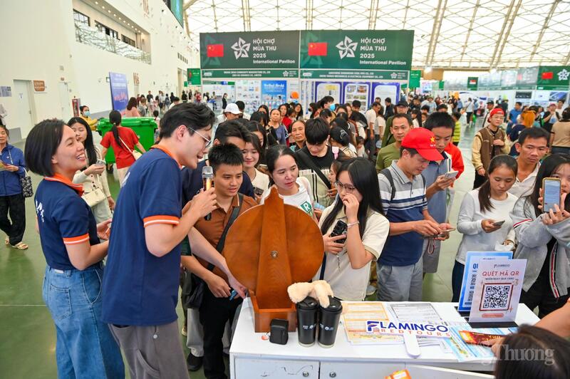 Gian hàng Flamingo Redtours người dân đổ về tấp nập. Ảnh: Nam Nguyễn