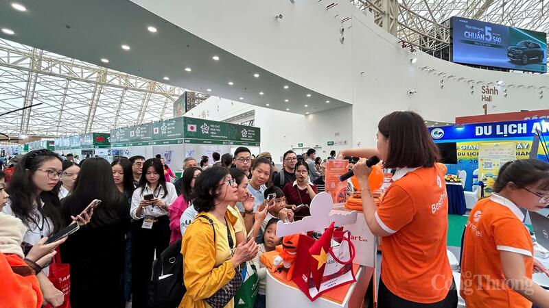 Nhân viên các hãng lữ hành nhiệt tình phục vụ người dân, du khách. Ảnh: Thanh Tú