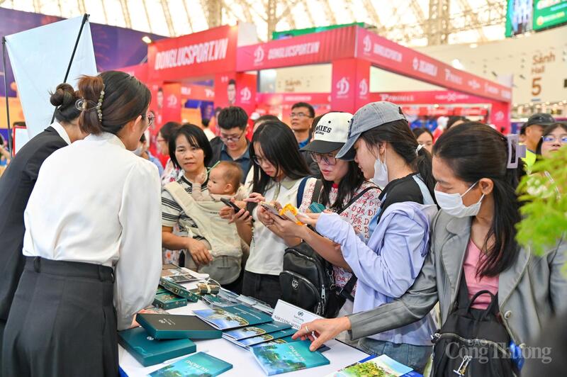 Đông đảo người "săn" tour tại Hội chợ Mùa Thu. Ảnh: Nam Nguyễn