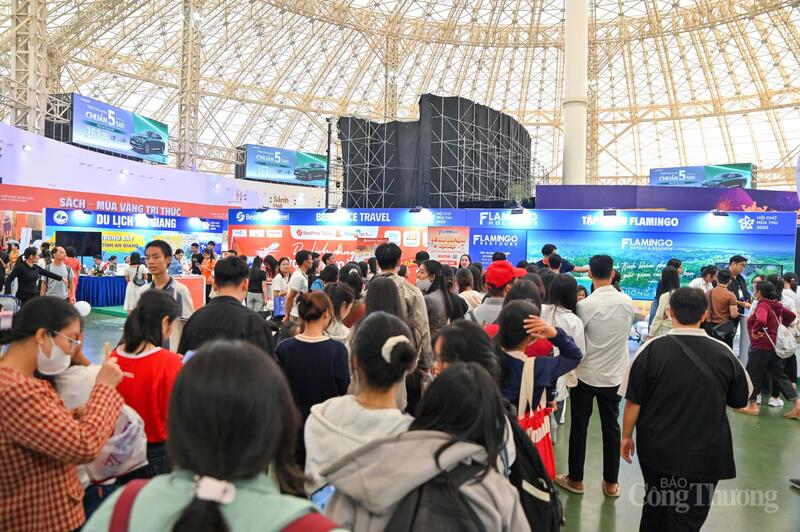 Xếp hàng "săn" tour tại Hội chợ. Ảnh: Nam Nguyễn