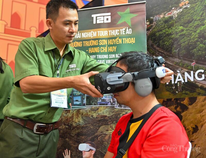 Người dân trải nghiệm tour thực tế ảo. Ảnh: Nam Nguyễn