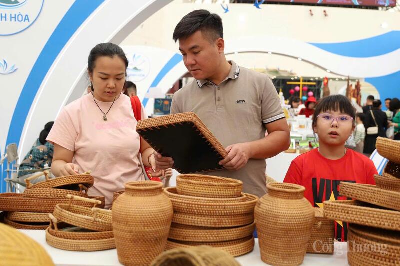 Chị Dương Thuỳ Linh (Hà Nội) cho biết, không khí Hội chợ Mùa Thu rất đông vui, náo nhiệt. Gia đình chị đã có mặt từ sáng sớm, vừa tham quan các gian hàng trưng bày nông sản đặc trưng, vừa thưởng thức các món ăn truyền thống. “Các con tôi rất háo hức với khu trò chơi dân gian, còn tôi thích thú với những sản phẩm thủ công mỹ nghệ độc đáo của các tỉnh”, chị Linh chia sẻ.