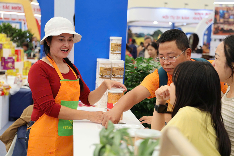Nhiều du khách hứng thú thưởng thức các sản phẩm từ thuỷ hải sản tại gian hàng của tỉnh Quảng Ninh.