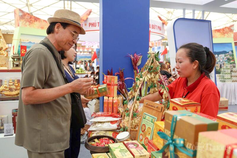 Gian hàng của tỉnh Ninh Bình trưng bày nhiều sản phẩm công nghiệp nông thôn, hội tụ các sản phẩm từ 3 tỉnh: Hà Nam, Nam Định, Ninh Bình cũ.