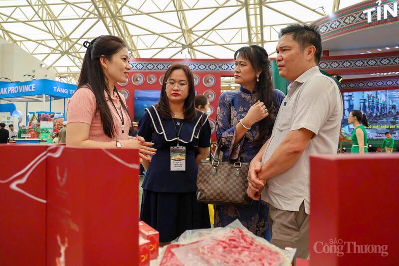 Các sản phẩm rượu nhung hươu Hà Tĩnh cũng thu hút nhiều khách hàng ghé thăm gian hàng. Nhiều người tỏ ra thích thú khi được nhân viên tư vấn cách chọn rượu, thử mẫu và tìm hiểu công dụng.