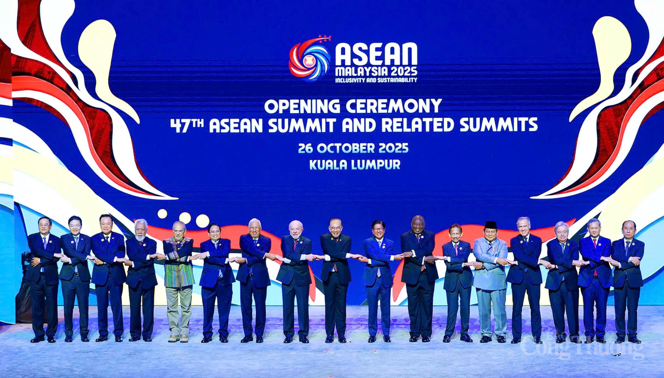 Thủ tướng Chính phủ Phạm Minh Chính dẫn đầu Đoàn Việt Nam tham dự Hội nghị Cấp cao ASEAN lần thứ 47 và các Hội nghị cấp cao liên quan. Sự kiện kéo dài 3 ngày, từ 26-28/10, các nhà lãnh đạo sẽ thảo luận về hòa bình khu vực, khả năng phục hồi kinh tế và tăng trưởng bao trùm với chủ đề "Bao trùm và Bền vững".