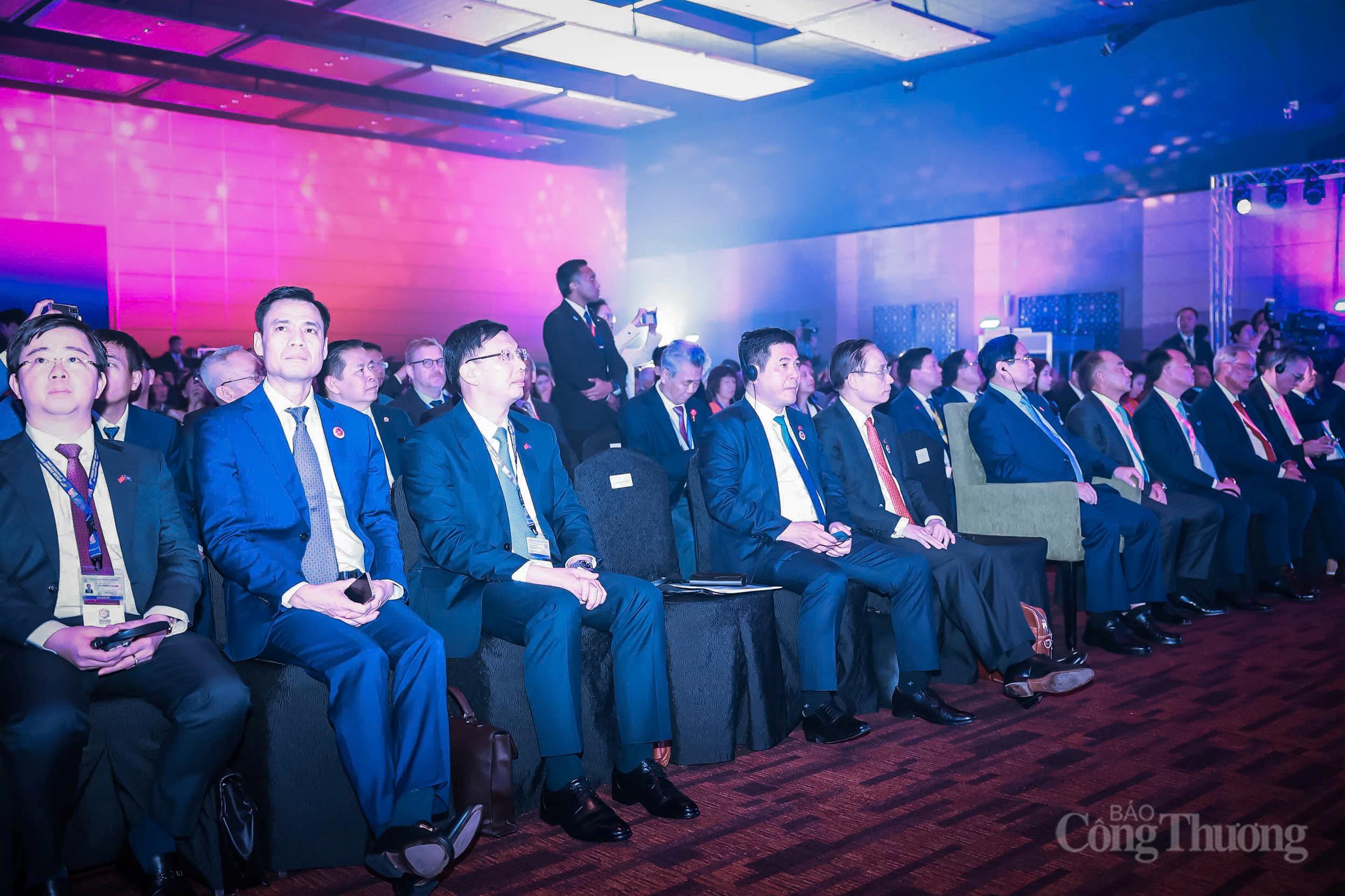 Các thành viên trong đoàn công tác Việt Nam tháp tùng Thủ tướng tham dự, phát biểu tại Hội nghị Thượng đỉnh kinh doanh và đầu tư ASEAN 2025.