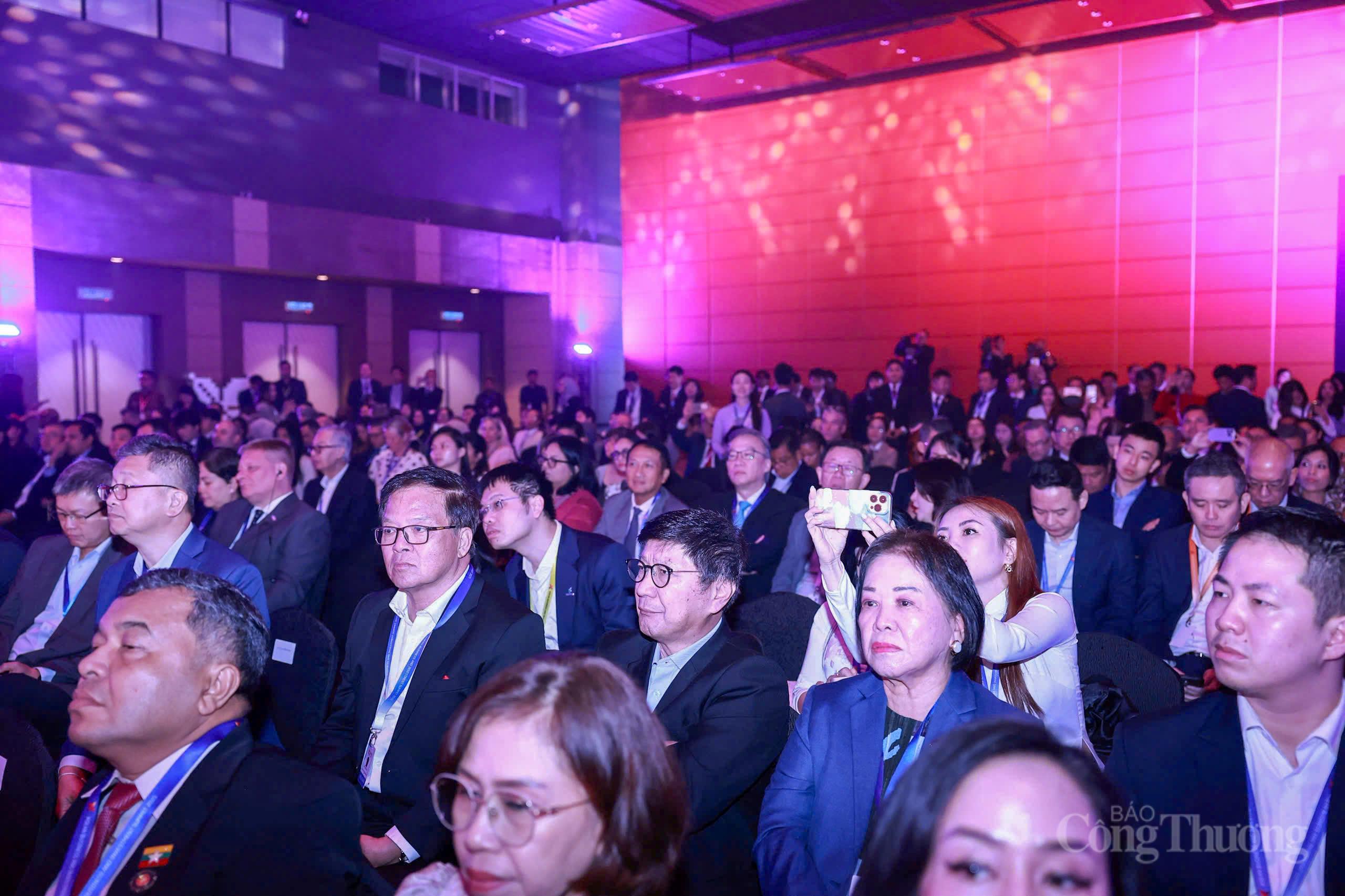 Hội nghị Thượng đỉnh kinh doanh và đầu tư ASEAN 2025 với sự tham dự của hơn 30 nguyên thủ quốc gia và chính phủ đến từ các nước thành viên ASEAN, cùng các đối tác như Trung Quốc, Nhật Bản, Hàn Quốc, New Zealand, Australia, Mỹ, Canada...