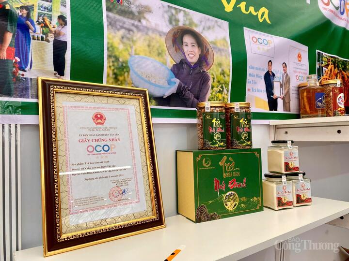 Sản phẩm trà hoa sâm núi Dành của Hợp tác xã sâm nam núi Dành Việt Lập đạt chứng nhận OCOP 3 sao được trưng bày tại gian hàng