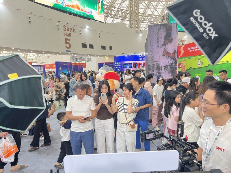 Khách tham quan check-in tại gian trưng bày.