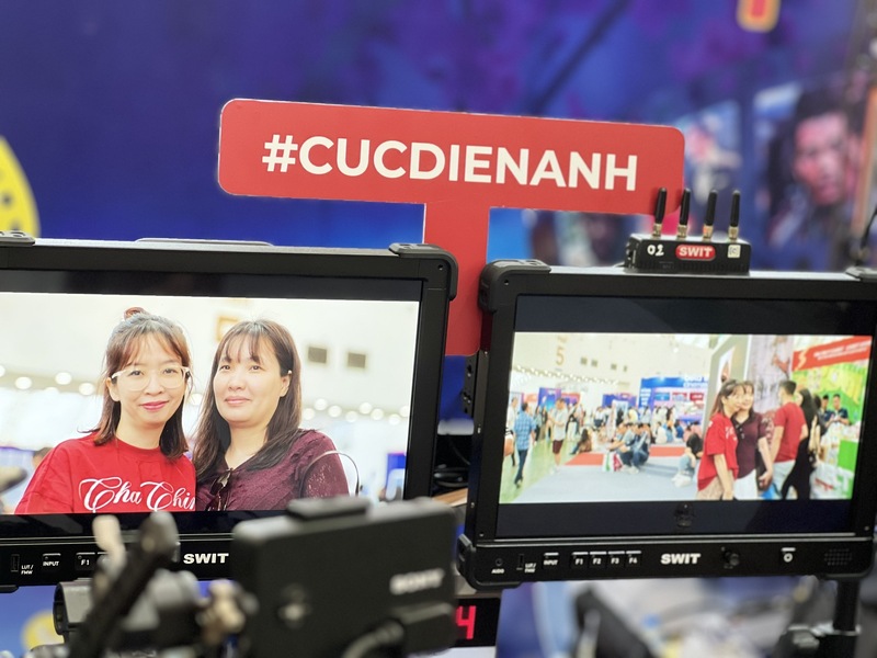 Khách tham quan trải nghiệm công nghệ tại gian trưng bày.