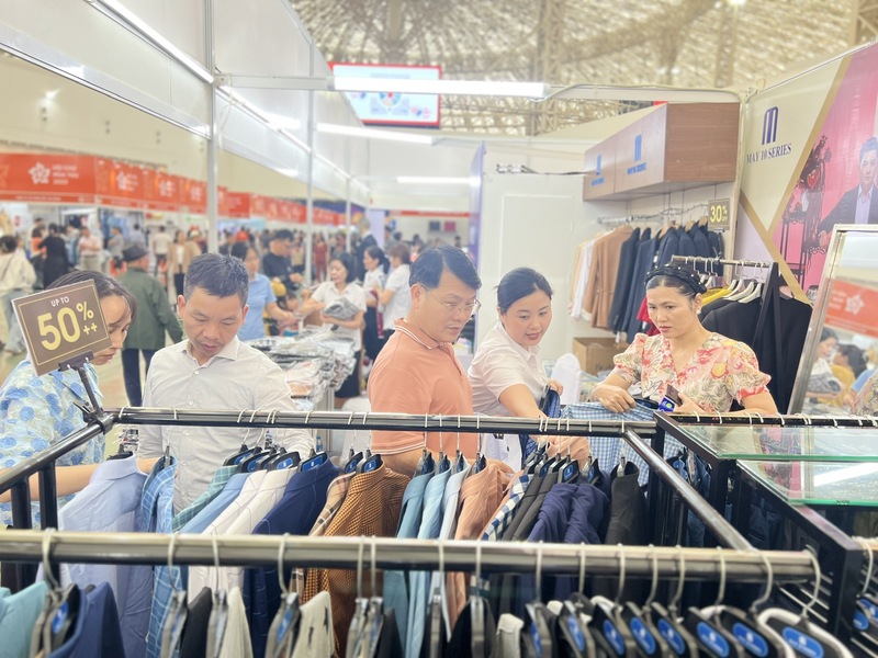 Gian hàng May 10 thu hút đông đảo người tiêu dùng trong ngày đầu hội chợ.