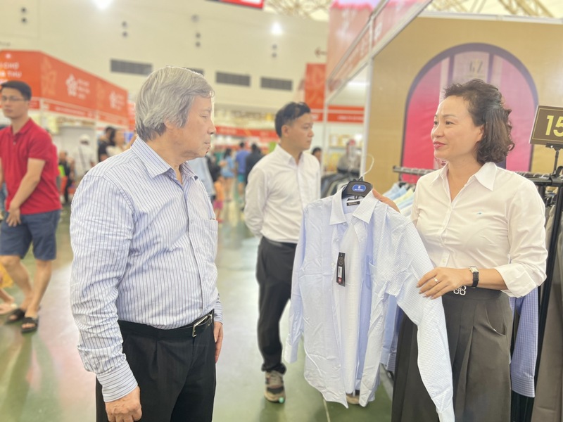 Nhân viên tư vấn tận tình cho từng khách hàng.