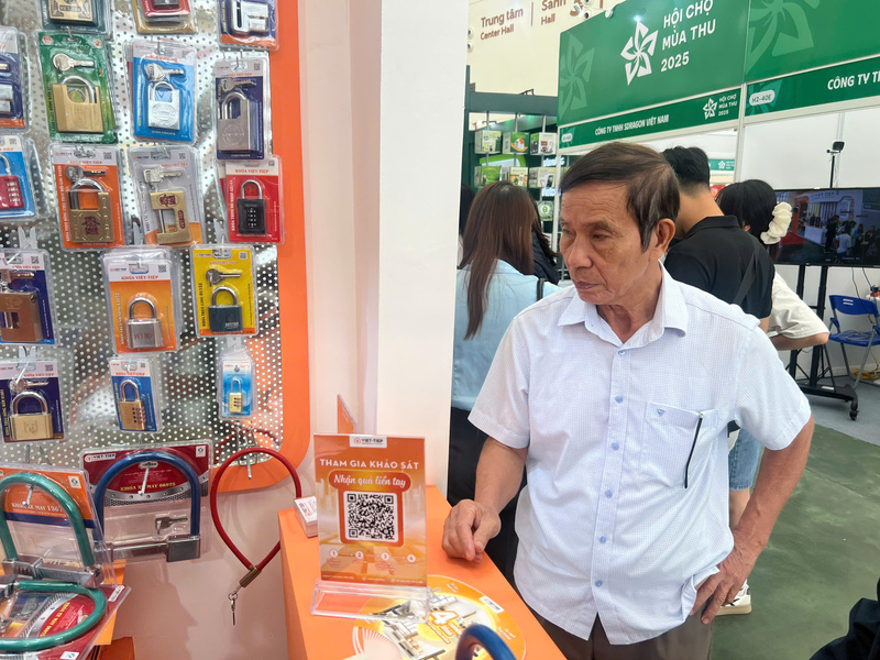 Ông Hoàng Minh Châu ở Hà Tĩnh cũng dành thời gian đến thăm Triển lãm Mùa Thu lần thứ nhất - 2025 và lựa chọn mua thương hiệu khoá Việt - Tiệp với mẫu mới nhất về sử dụng trong gia đình. Ảnh: Thanh Thảo