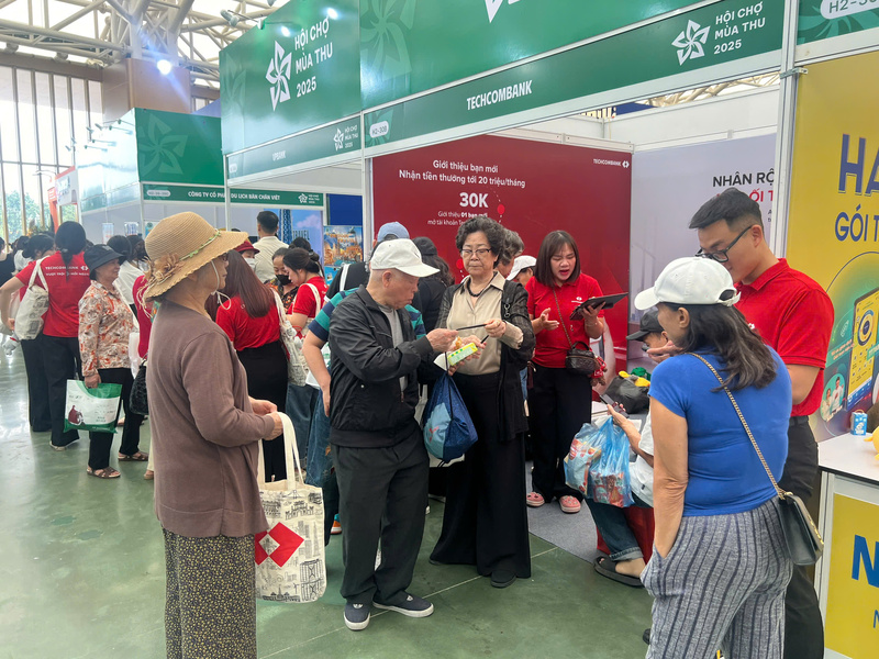 Nhiều vị khách lớn tuổi được tư vấn những sản phẩm thiết yếu ngay tại Hội chợ. Ảnh: Thanh Thảo