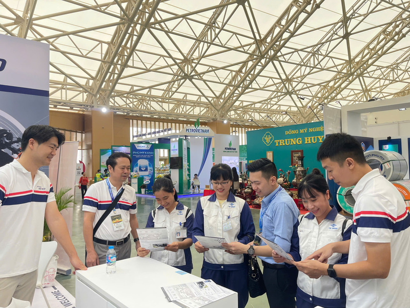 Khu trưng bày các sản phẩm công nghiệp - thương mại nhận được sự quan tâm tìm hiểu của nhiều khách hàng. Ảnh: Ngọc Hoa