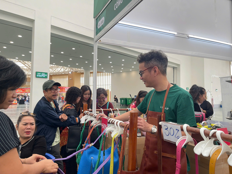 Nhiều mẫu sản phẩm may mặc, quần áo cũng được nhiều khách hàng thăm quan và mua sắm trực tiếp. Ảnh: Ngọc Hoa