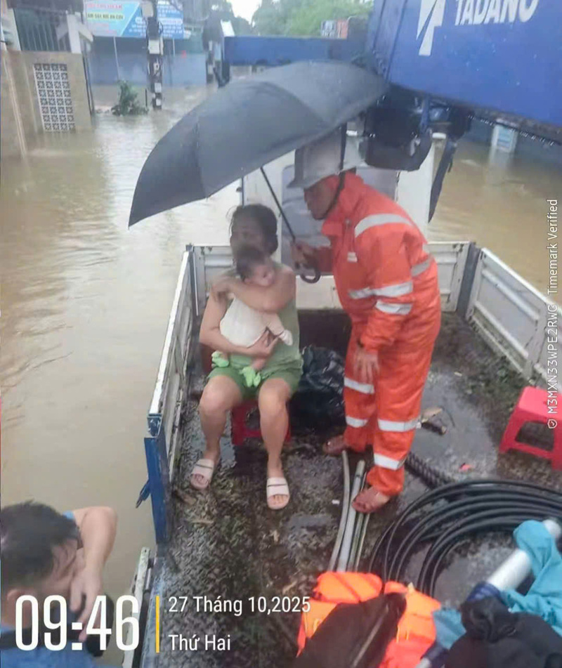 Công nhân ngành điện kịp thời hỗ trợ, đưa người dân vùng lũ đến nơi an toàn. Ảnh. Nguyễn Tuấn