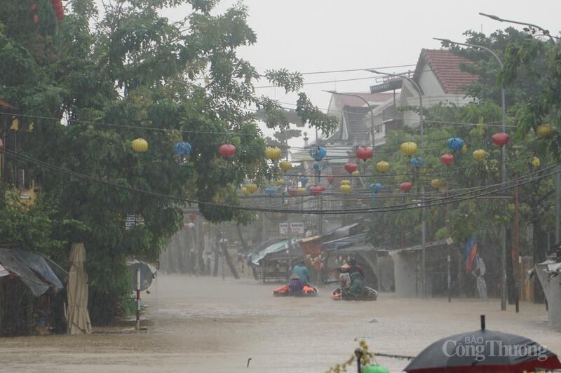 Đặc biệt bên khu An Hội, nhà cửa chìm trong biển nước, có nơi ngập sâu tới hơn 1m.