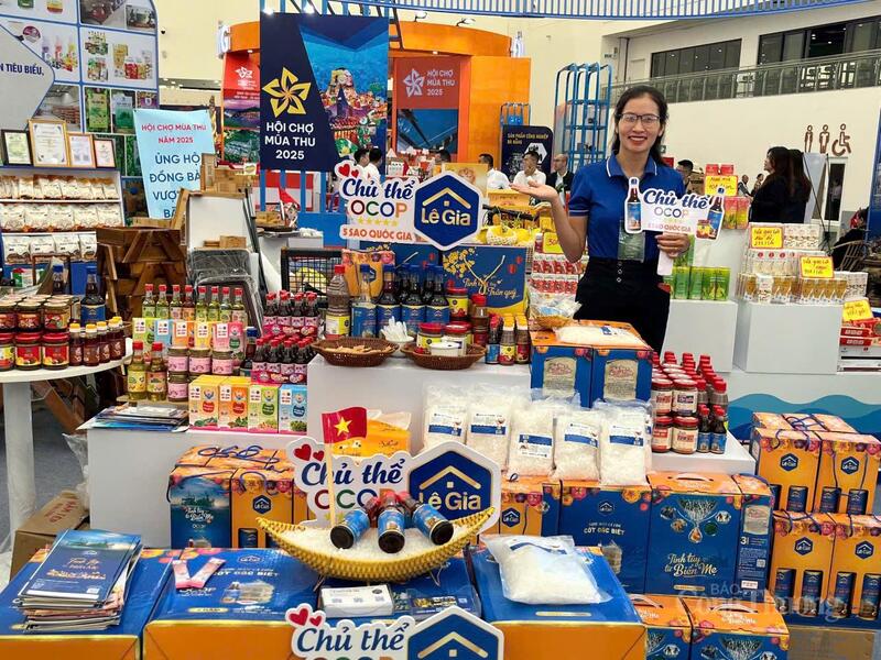 Lê Gia đã mang đến Hội chợ Mùa Thu lần thứ nhất - 2025 với những sản phẩm đậm nét xứ Thanh như nước mắm, mắm tép...