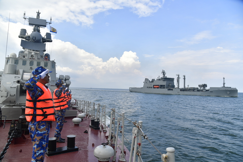 Hoạt động luyện tập vận động hình, chào nhau trên biển. Ảnh: Khương Đại