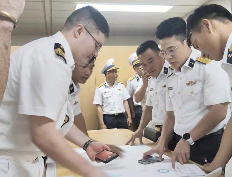 Sỹ quan tham mưu 2 bên trao đổi, thống nhất kế hoạch luyện tập chung. Ảnh: Khương Đại