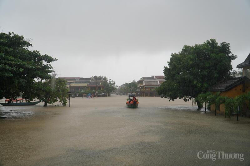 Mưa lớn, nước đổ từ thượng nguồn về hạ du để ra biển khiến nước sông Hoài dâng cao trong thời gian ngắn gây ngập diện rộng tại phường Hội An như trong khu phố cổ, khu An Hội, khu Cẩm Kim...