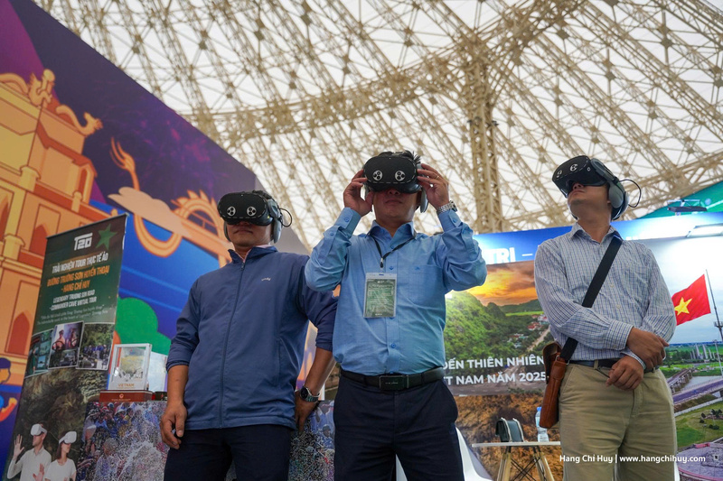 Du khách trải nghiệm thực tế ảo tại gian trưng bày của tỉnh Quảng Trị. Ảnh: Oxalis