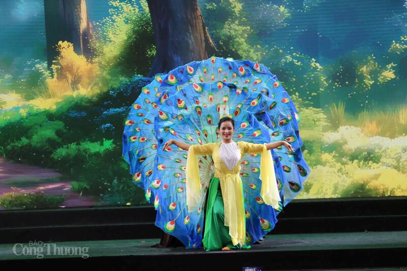 Tiết mục Lung linh khổng tước