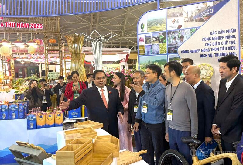 Thủ tướng Phạm Minh Chính tham quan gian hàng của tỉnh Thanh Hóa