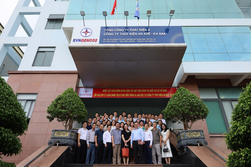 Đoàn cán bộ và học viên lớp Cao cấp Lý luận Chính trị K75.B07 làm việc tại Công ty Thủy điện An Khê - Ka Nak.