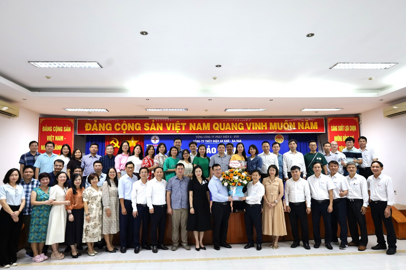 Đoàn cán bộ và học viên lớp Cao cấp Lý luận Chính trị K75.B07 chụp ảnh lưu niệm với lãnh đạo Công ty Thủy điện An Khê - Ka Nak