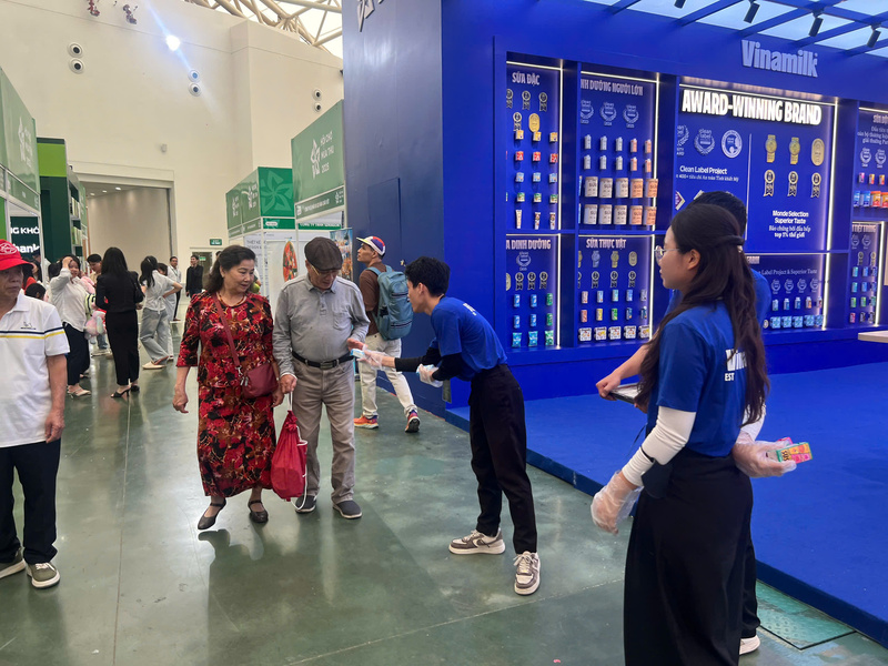 Tại gian trưng bày của Vinamilk, nhiều nhãn hiệu sữa được nhân viên phát tặng miễn phí cho người dân thăm quan Hội chợ. Ảnh: Thanh Thảo