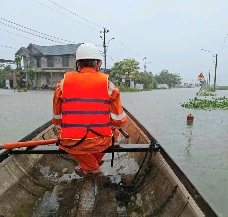 Công nhận ngành điện thành phố Huế kiểm tra hệ thống lưới điện. Ảnh: Nguyễn Tuấn