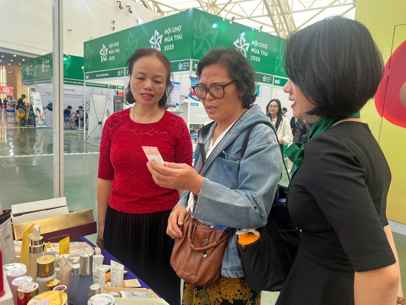 Nhiều khách hàng là phụ nữ khi đến Hội chợ Mùa Thu lần thứ nhất - 2025 lại quan tâm tìm đến các gian hàng mỹ phẩm, chăm sóc da mặt. Ảnh: Thanh Thảo