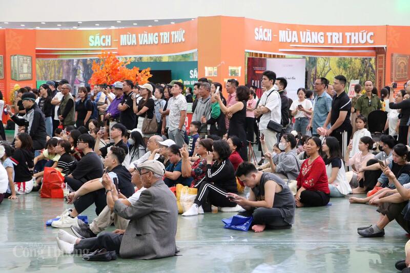 Không khí hội chợ sôi động, chan hòa tiếng cười, tiếng đối thoại và những câu chuyện văn hóa nối dài giữa các thế hệ