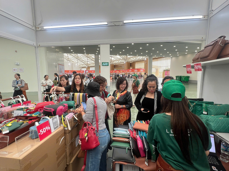 Những thương hiệu đồ dùng, đồ da “made in Việt Nam” như Lecas nhận được sự quan tâm và chú ý của nhiều chị em phụ nữ. Ảnh: Thanh Thảo