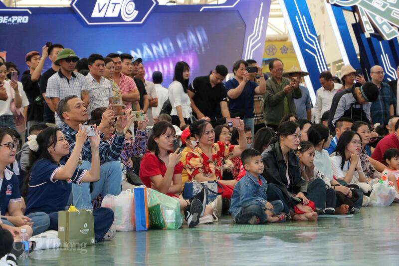 Hàng trăm lượt khách nô nức đổ về Không gian văn hóa Việt