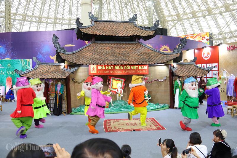 Không gian “Tinh hoa văn hóa Việt” rực rỡ sắc màu, quy tụ những giá trị sáng tạo tiêu biểu của công nghiệp văn hóa Việt Nam.