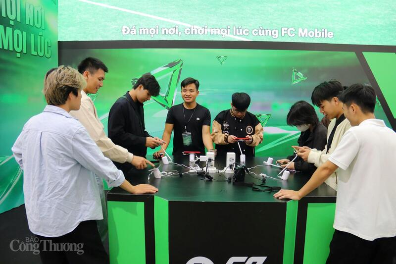 Khách tham quan trải nghiệm game Việt