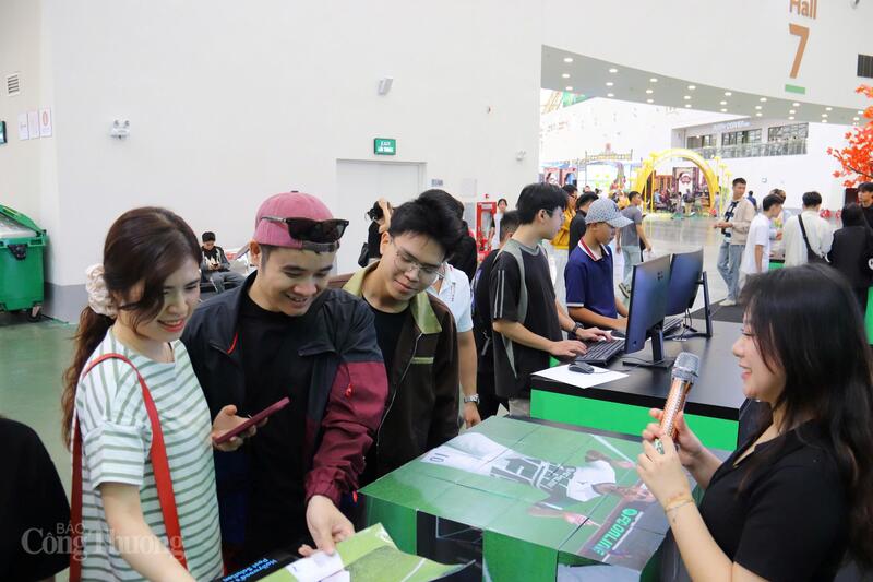 Các bạn trẻ đến trải nghiệm gian hàng game Việt