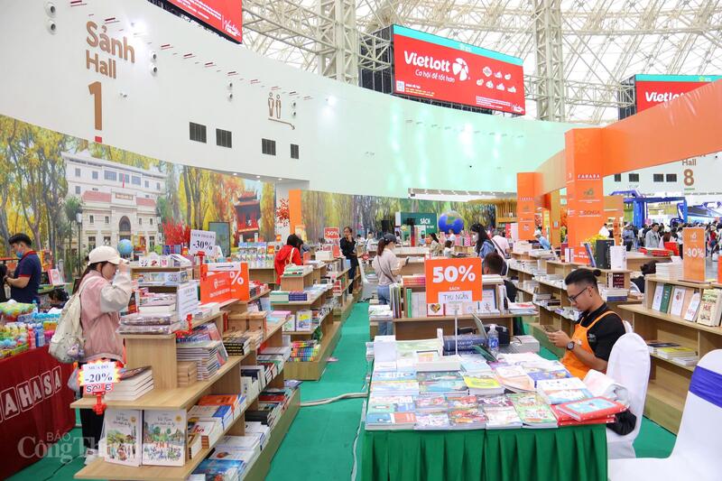 Không gian trưng bày sách, ấn phẩm xuất bản trở thành điểm dừng chân của những người yêu văn hóa đọc